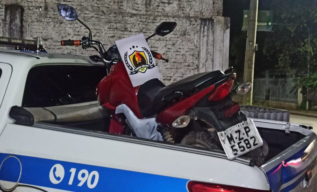 Operação no Wilson Ribeiro recupera moto roubada e apreende trouxinhas de cocaína